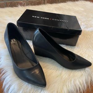 NEW YORK & COMPANY Yara Wedge Black Size 8